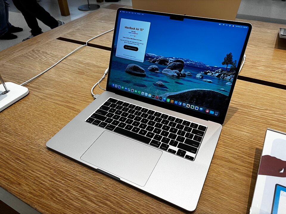 Photographie de Apple MacBook Air 15 pouces M4 (2025) — exemplaire présenté ouvert