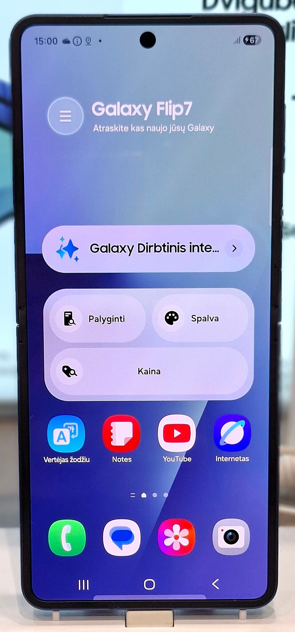 Photographie de Samsung Galaxy Z Flip7 — exemplaire présenté ouvert
